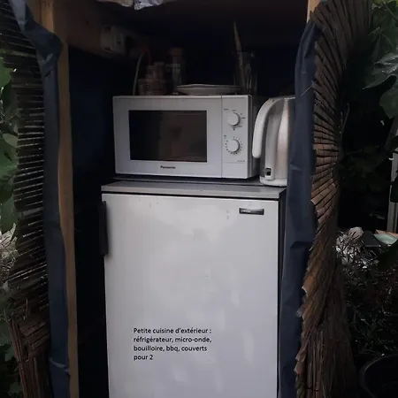 Deux Tentes Confortables Dans Un Joli Jardin Idealement Situe خيمة فخمة