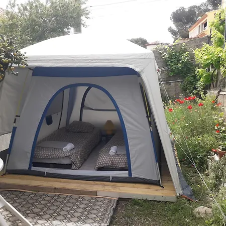 Deux Tentes Confortables Dans Un Joli Jardin Idealement Situe خيمة فخمة *
