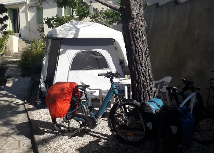 Deux Tentes Confortables Dans Un Joli Jardin Idealement Situe *